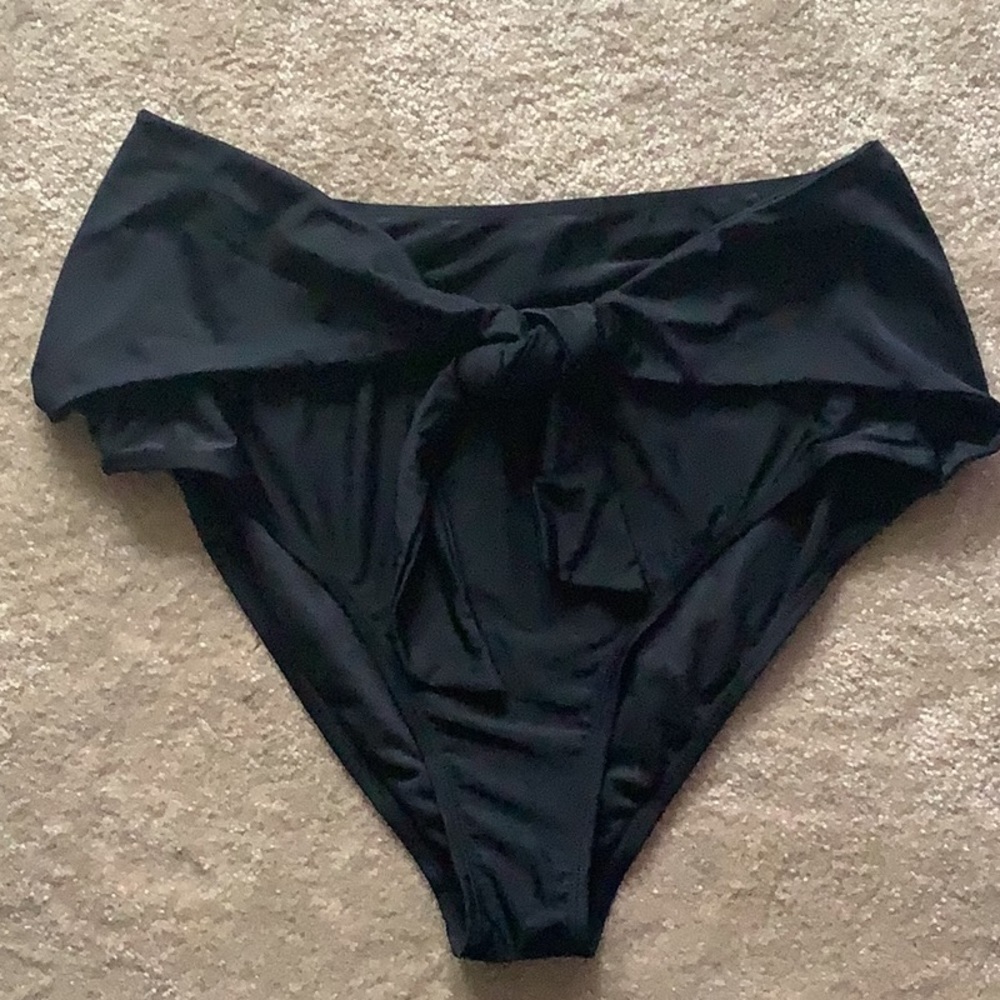 Bikini bottom solid black tie in the front size 2X still has panty liner…